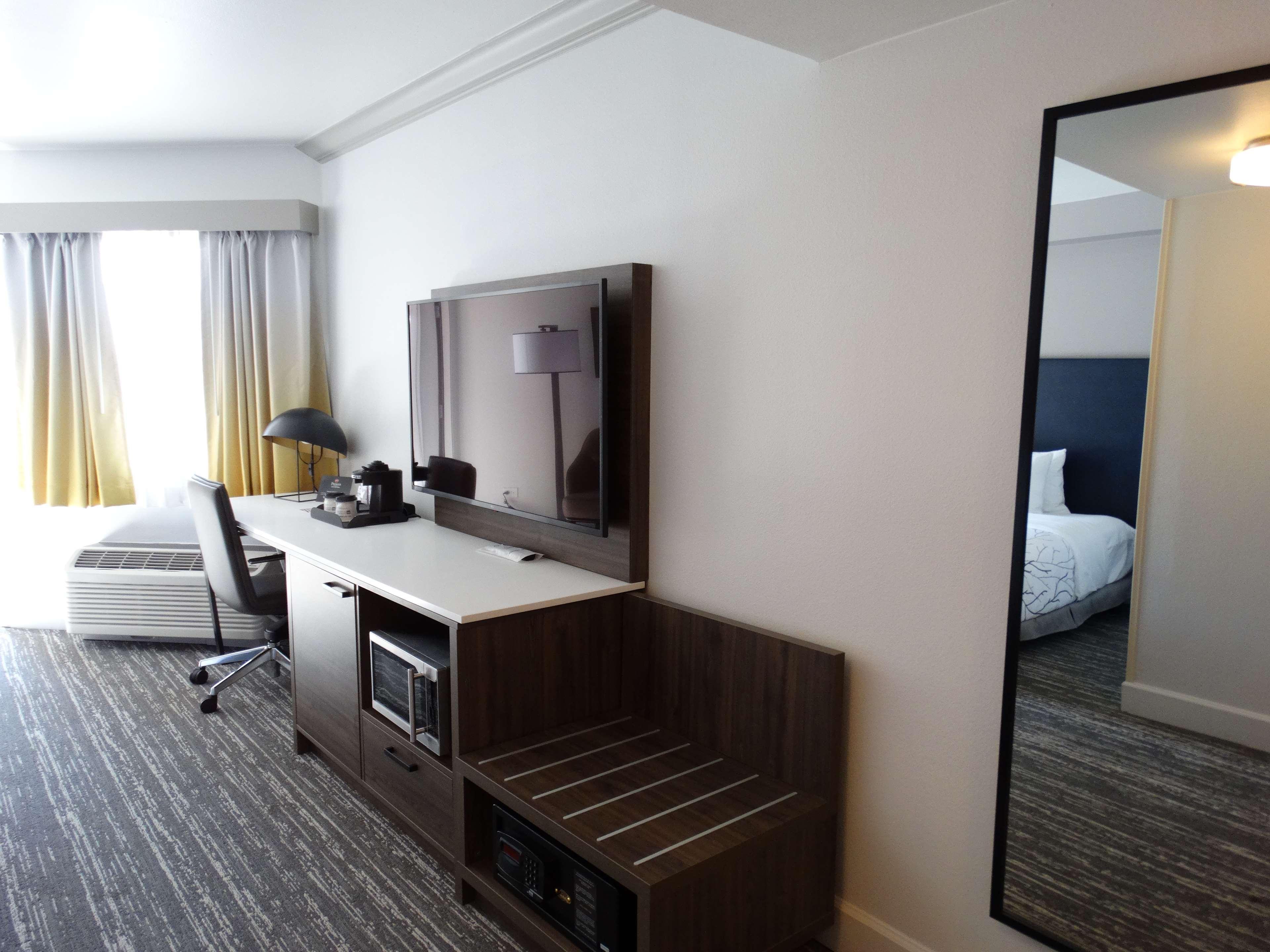 Best Western Premier Denver East Chambre photo